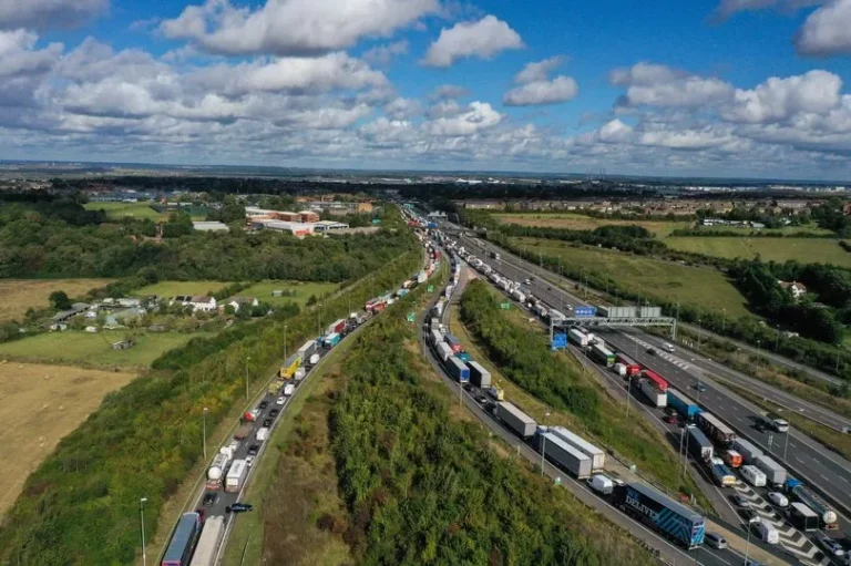 M25 Collision Between Two Lorries Causes 9-Mile Tailbacks and 90-Minute Delays