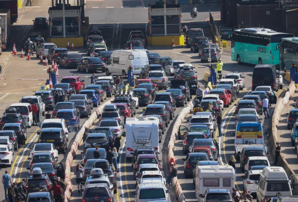 Dover Experiences 4-Hour Delays Amid Bank Holiday Heatwave Preparations